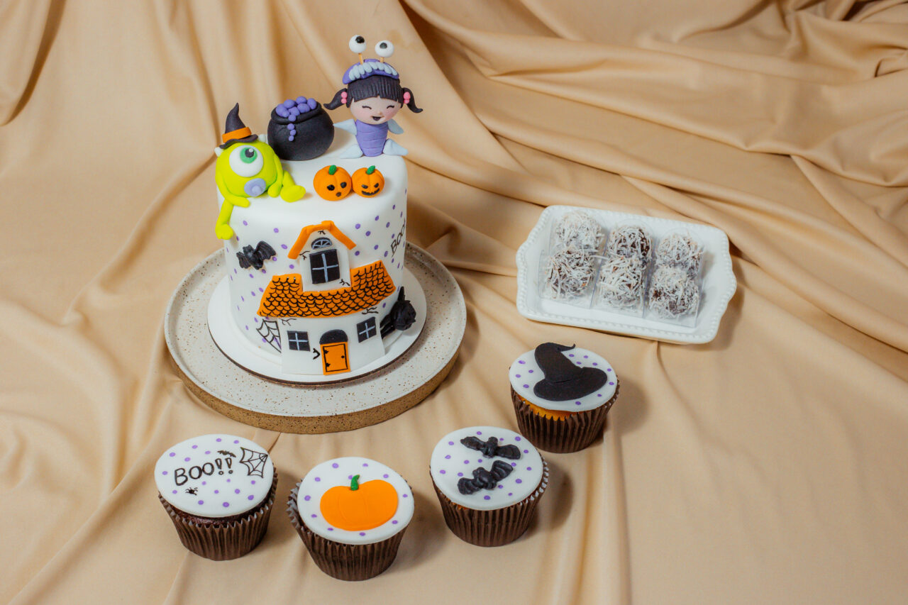 Kit de mesversario com bolo, cupcakes e brigadeiros. Todos no tema halloween de monstros S.A.