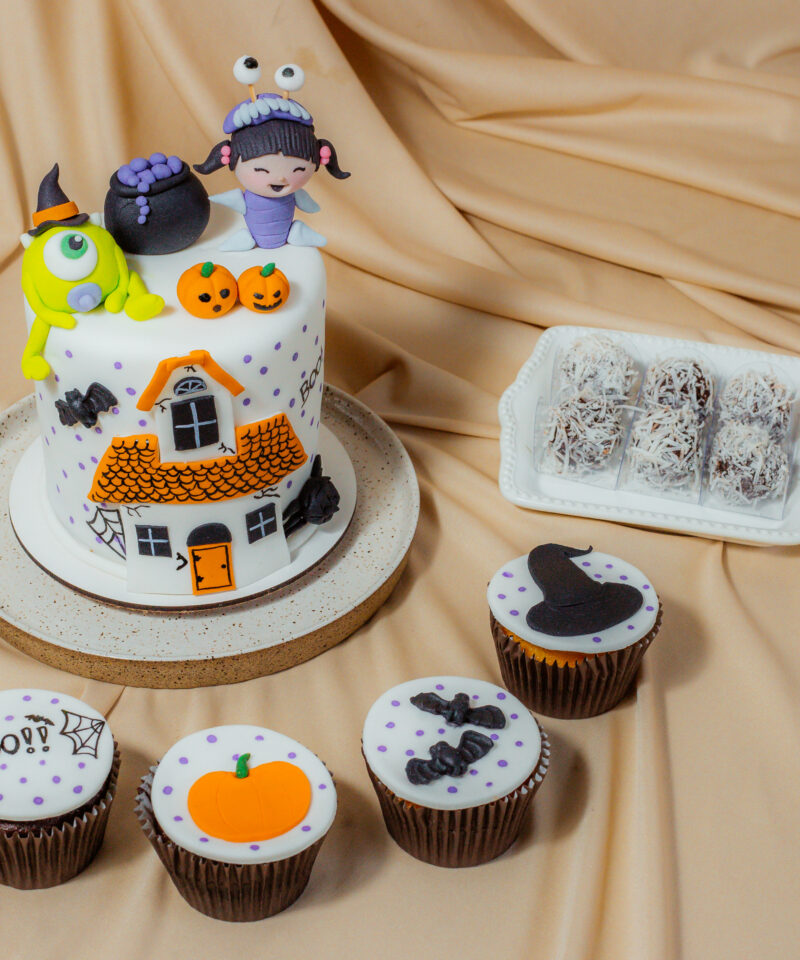 Kit de mesversario com bolo, cupcakes e brigadeiros. Todos no tema halloween de monstros S.A.