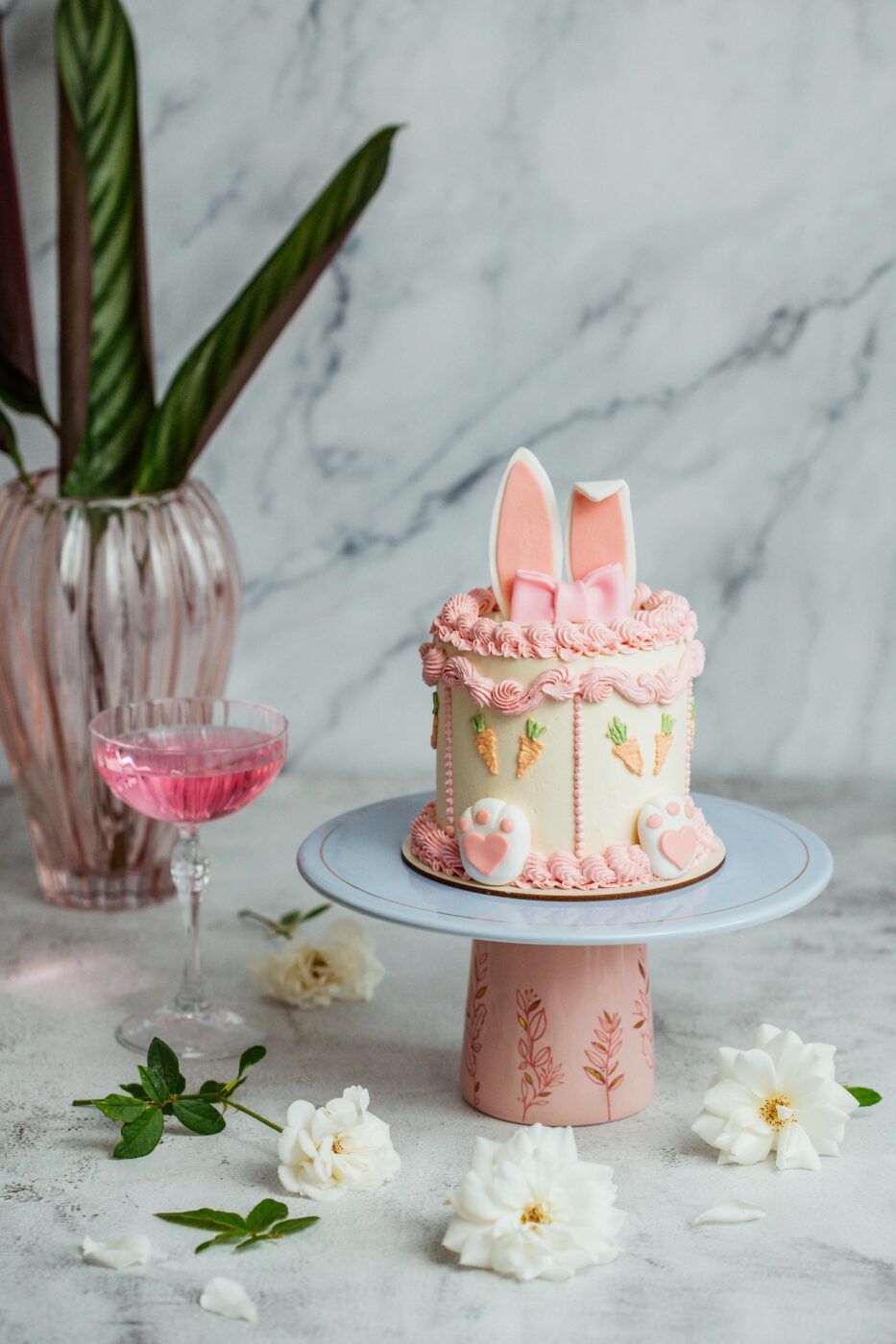 Bolo de Páscoa decorado com coelhinho rosa - Gâteau de Mariée.