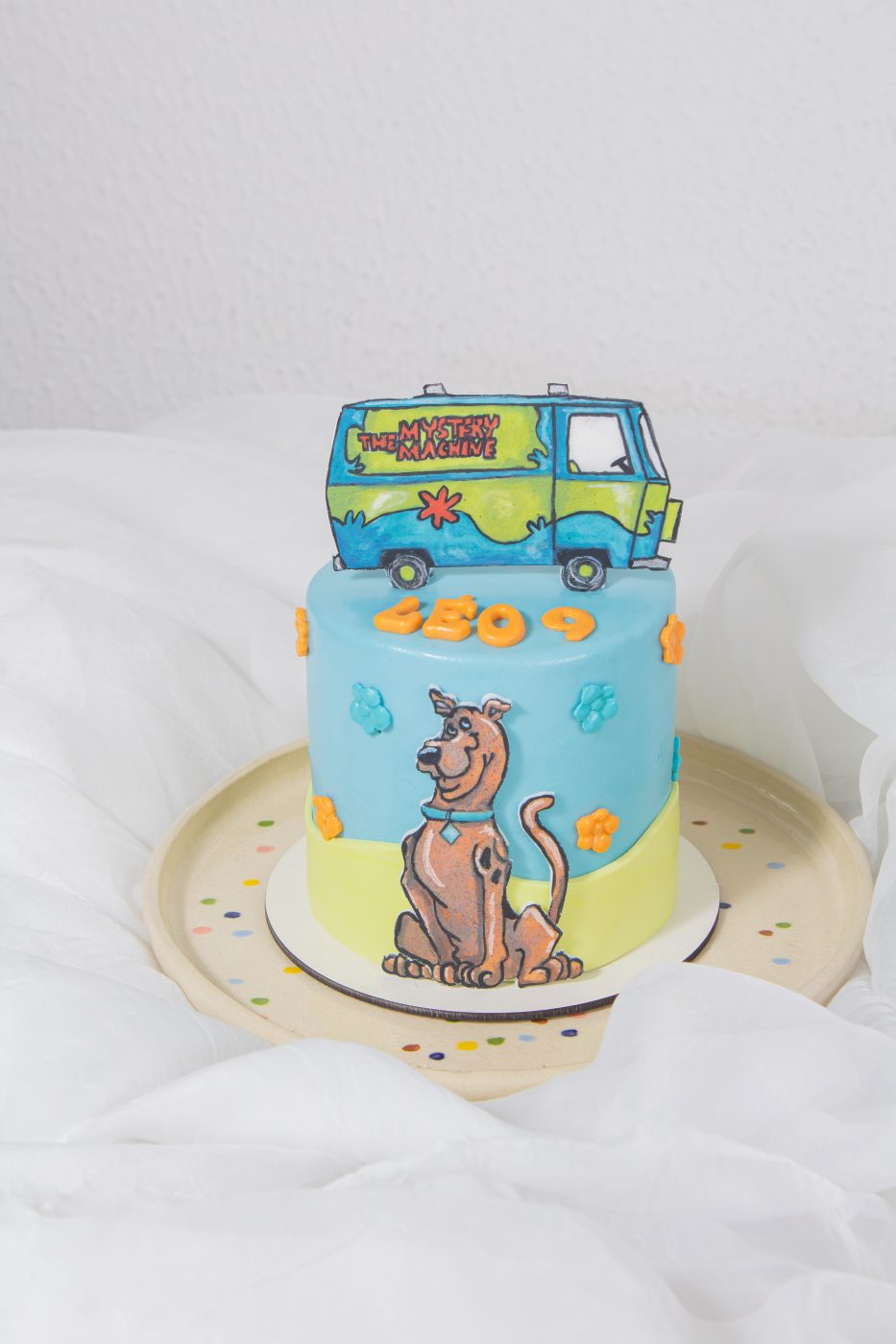 Bolo do scooby doo com o salsicha na frente e a máquina de mistério no topo.